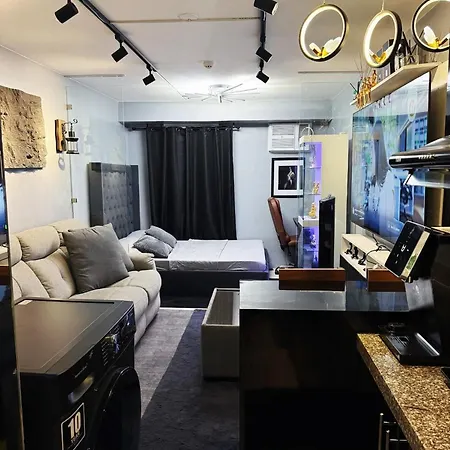 Cozy Luxe Condo Staycation